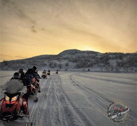Experimente o vale do rio em um safari para motos de neve
